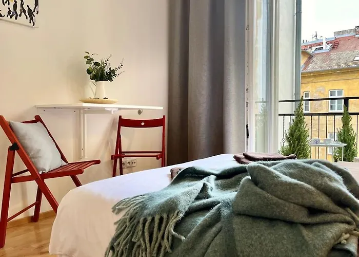 Sunlit - Prague Apartment